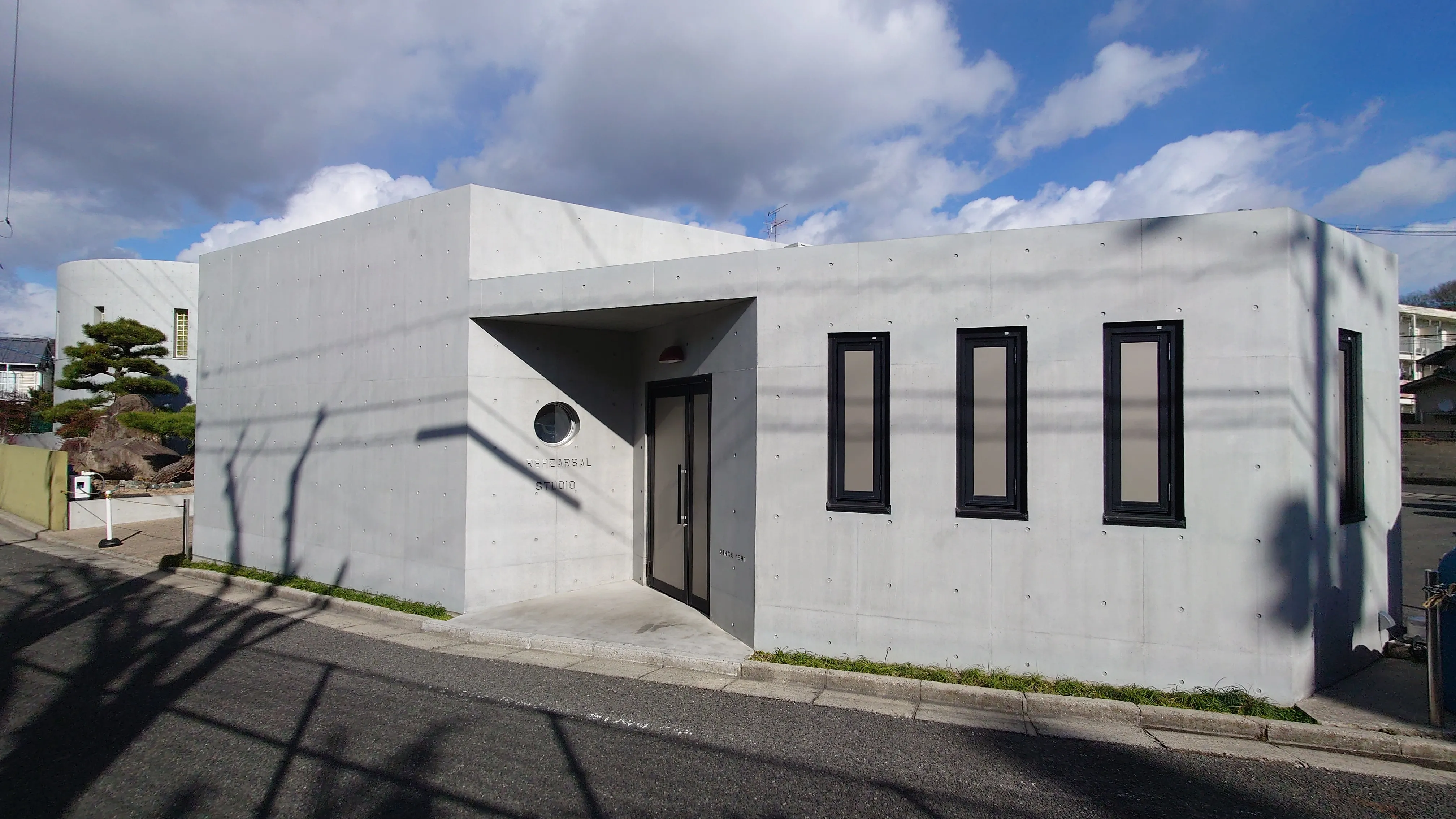 岡山県岡山市　半田山スタジオ様　コンクリート打放し用光触媒工事